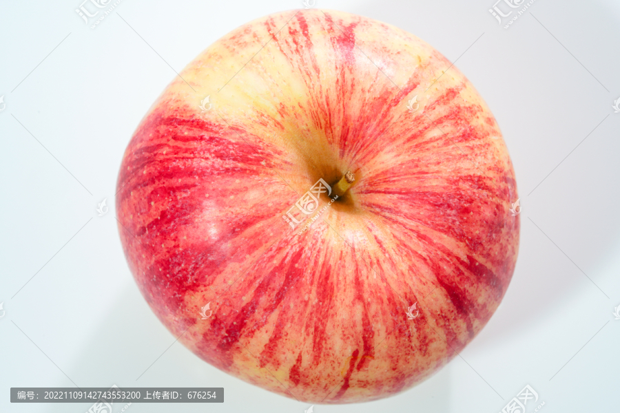 白色背景的条纹苹果