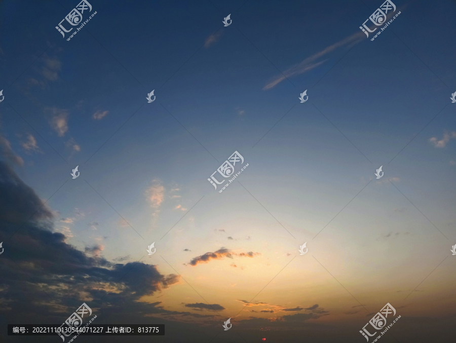 深蓝天空云海红日