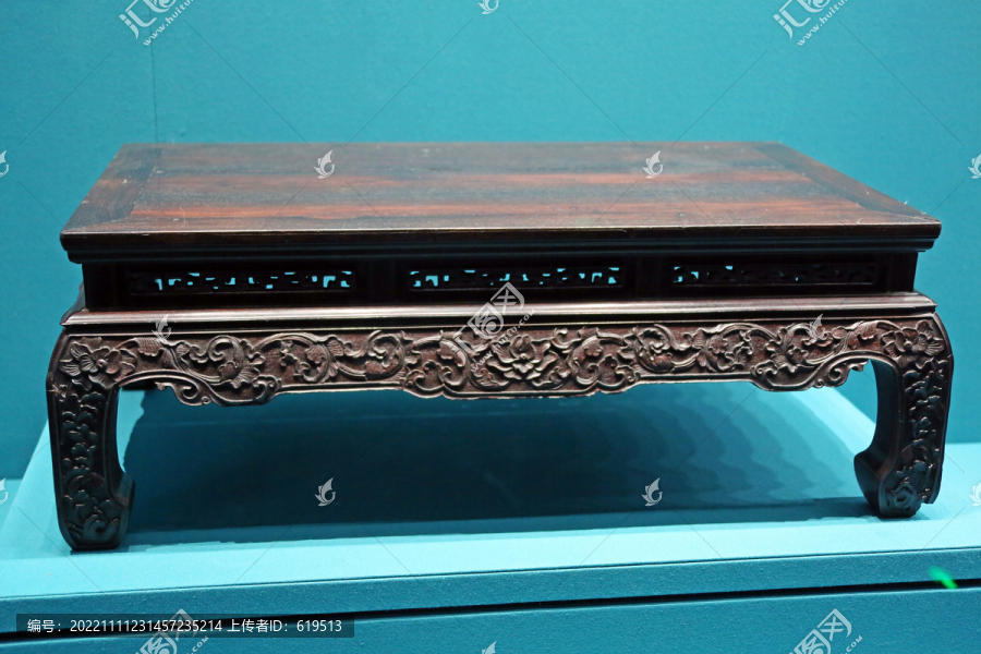 清代宫廷家具之红木雕花炕桌