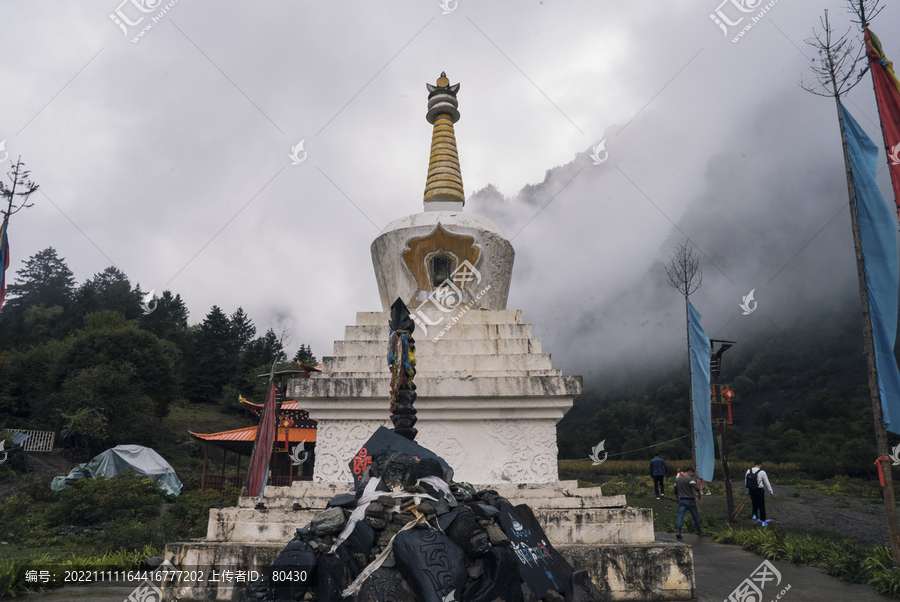 云南雨崩大白塔