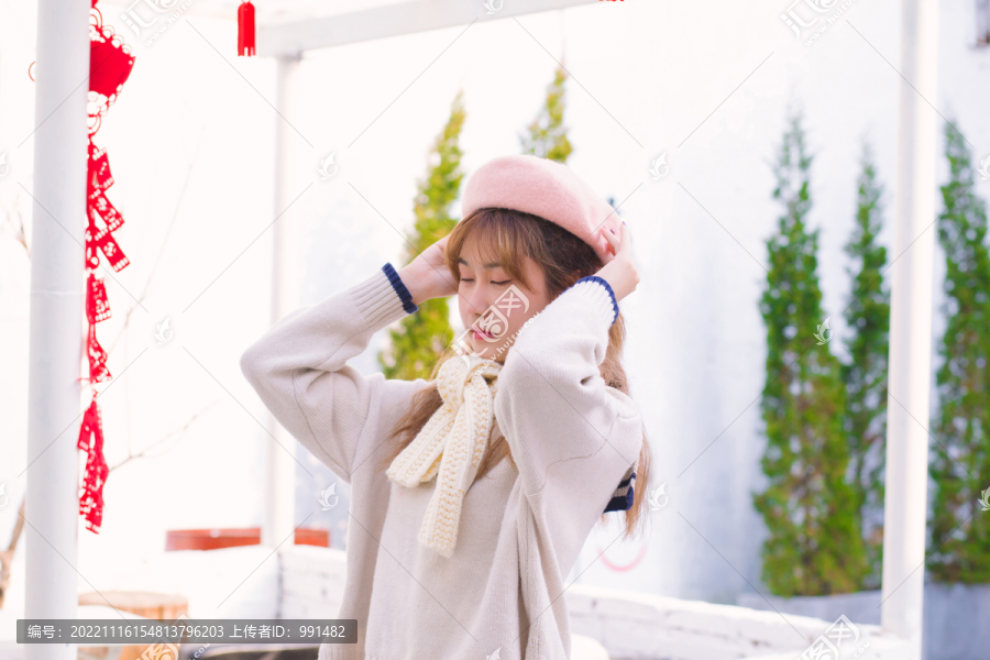 温暖冬天戴着帽子和围巾的女生