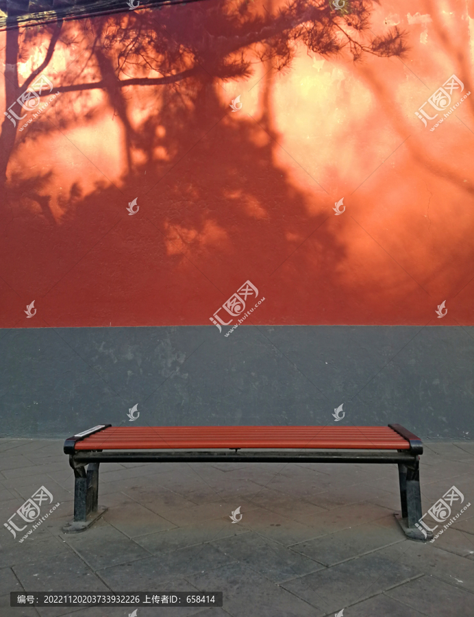 红墙长凳