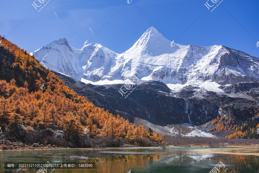 雪山湖泊