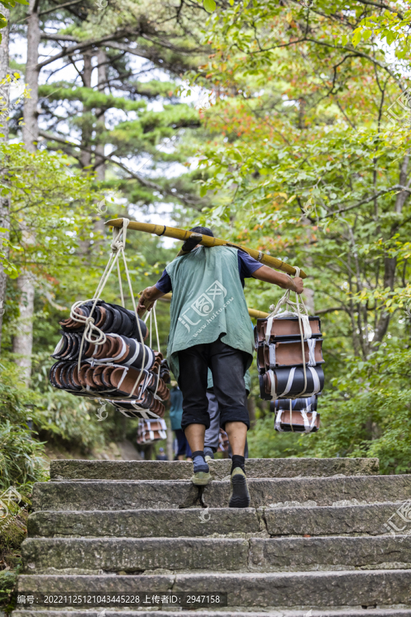 黄山自然风景区的挑山工