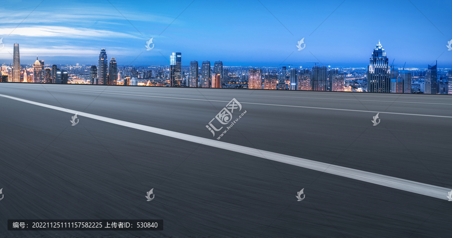 高速公路天际线和城市夜景