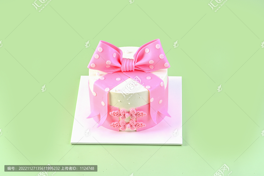 粉色蝴蝶结蛋糕