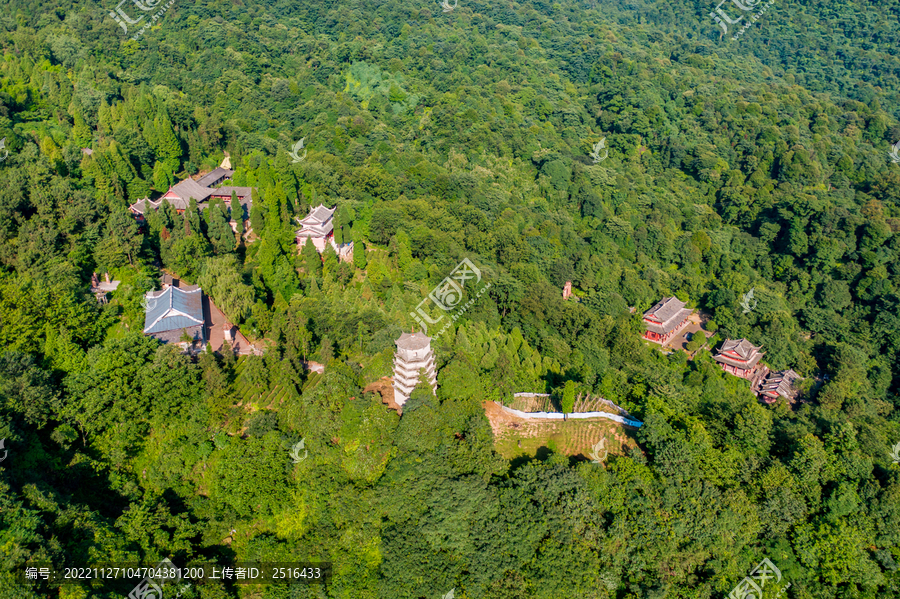 航拍夏天山川森林寺庙美丽风光