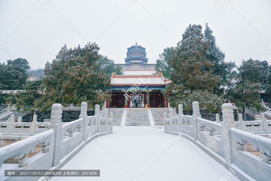 大雪中的古建筑园林石桥雪景