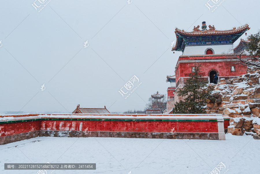 冬季下雪藏传佛教建筑雪景