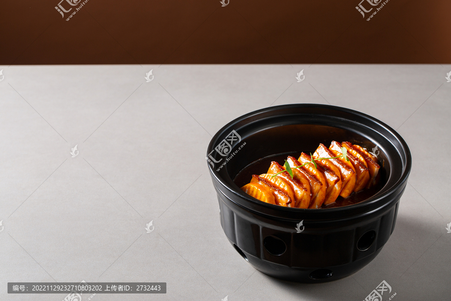 砂锅焗荔浦芋头扣肉