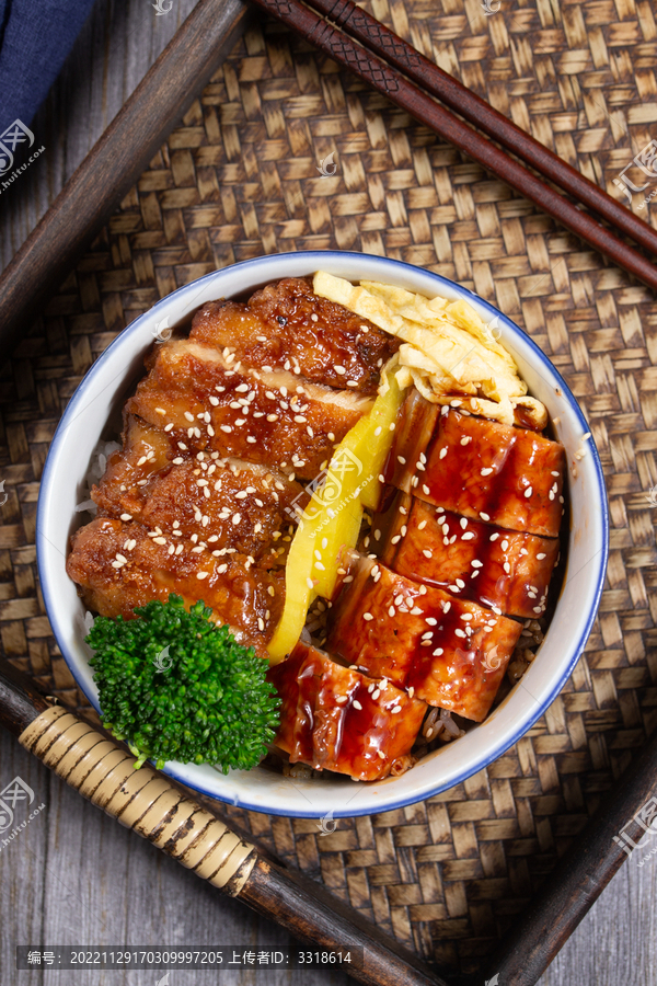 鸡肉鳗鱼盖饭