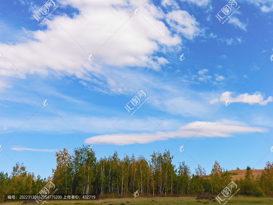 秋季森林草原蓝天白云