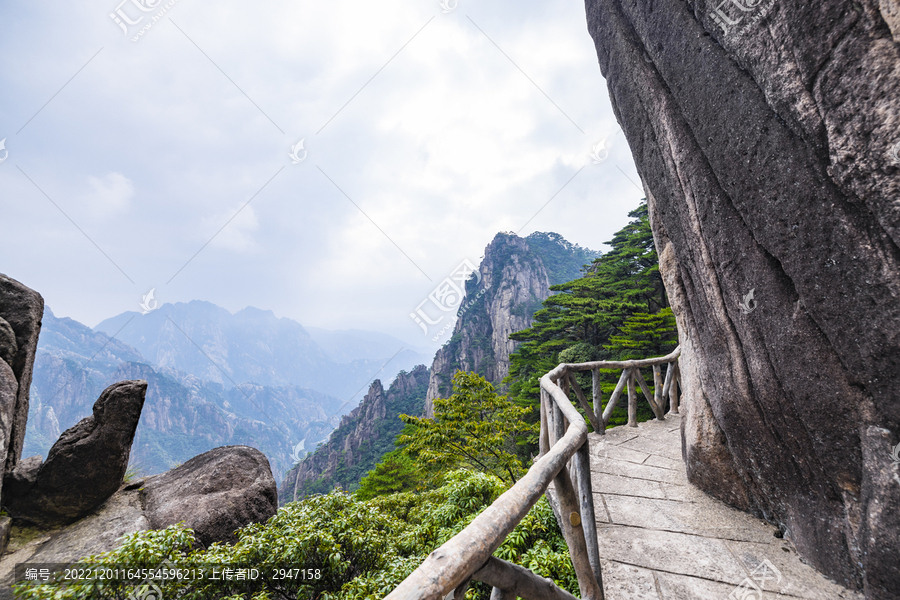 黄山自然风景区的山间通道