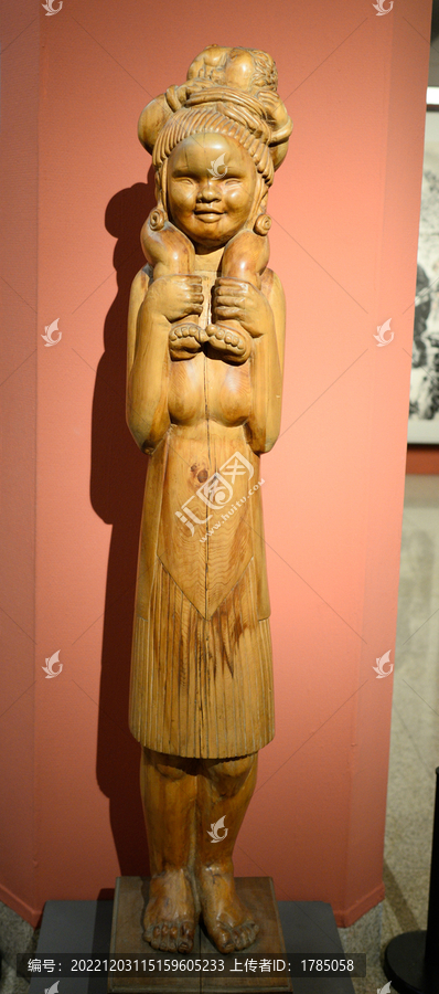 侗族人物雕塑
