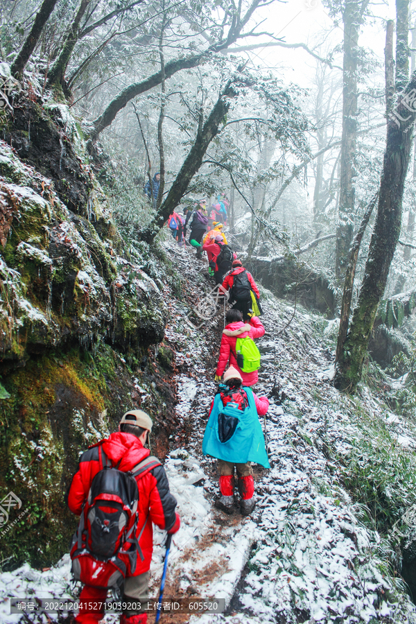 冬季冰雪户外探险穿越徒步旅行