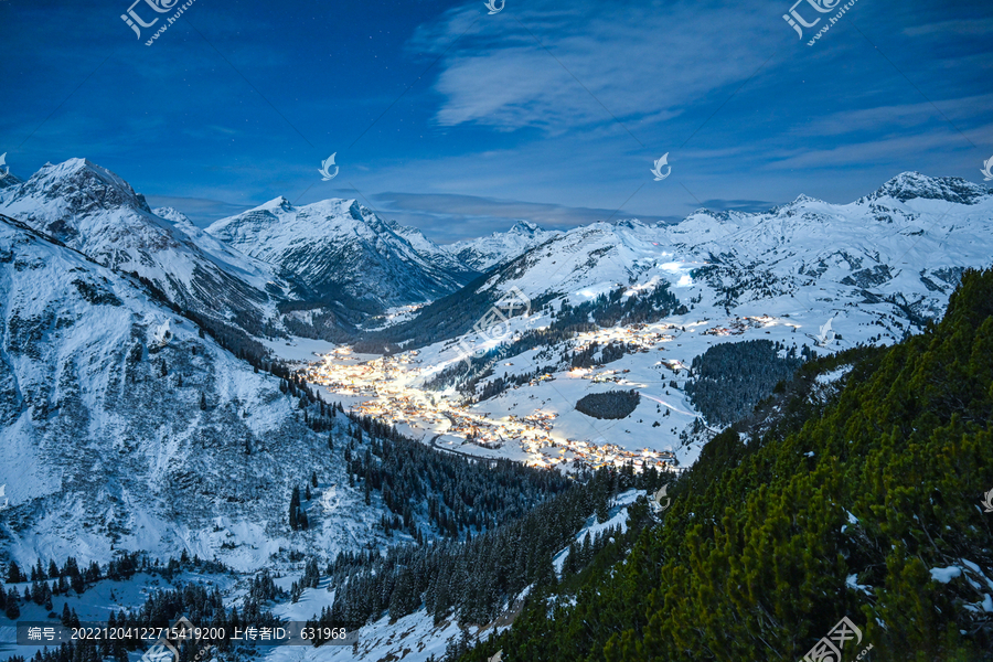 外国雪山间的乡村