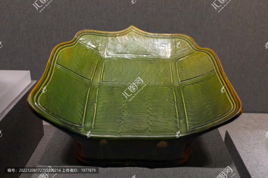 绿褐釉划水波纹如意形台座枕