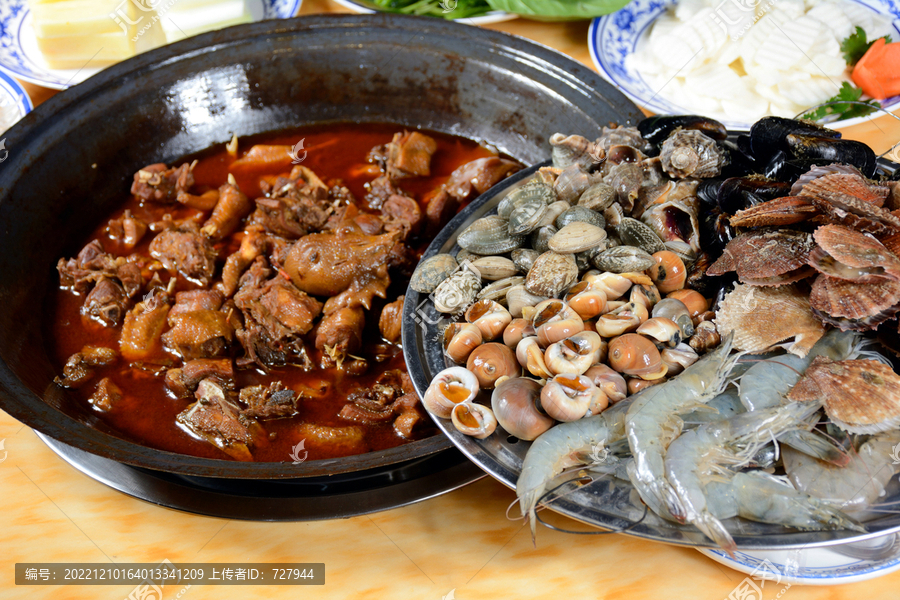 铁锅柴鸡炖海鲜