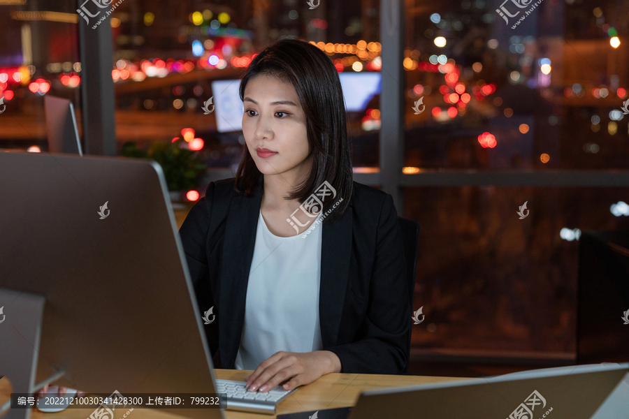 年轻商务女士在加班