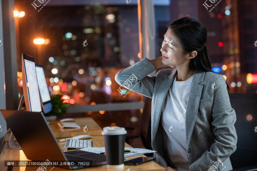 年轻商务女士在加班