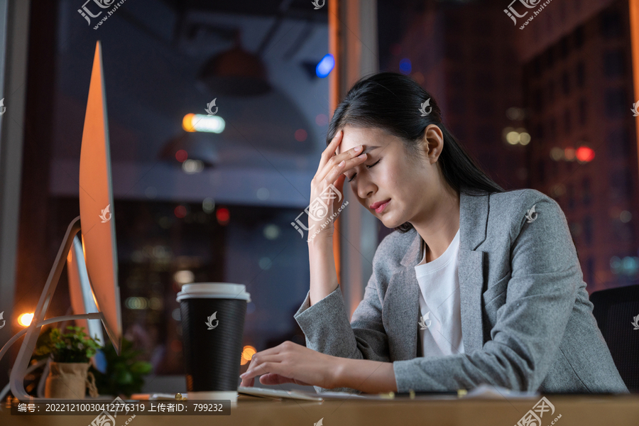 年轻商务女士在加班