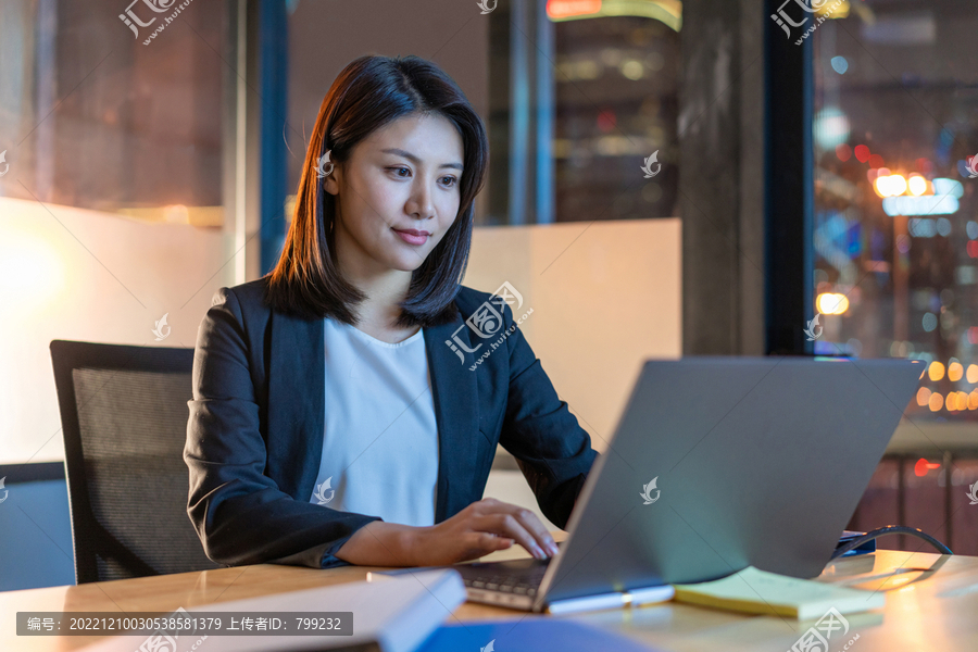 年轻商务女士在加班