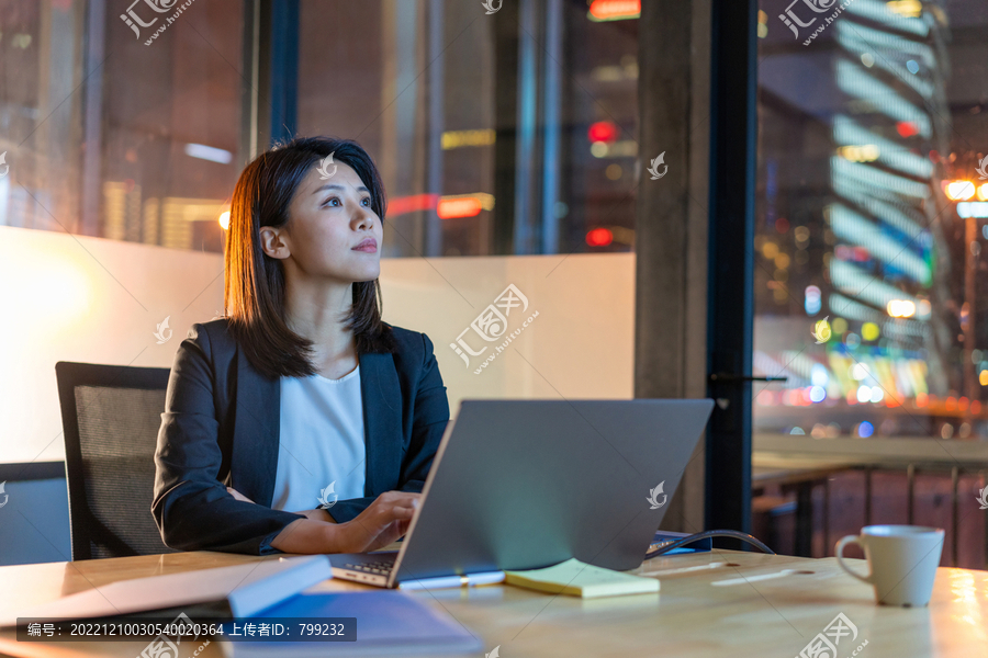 年轻商务女士在加班