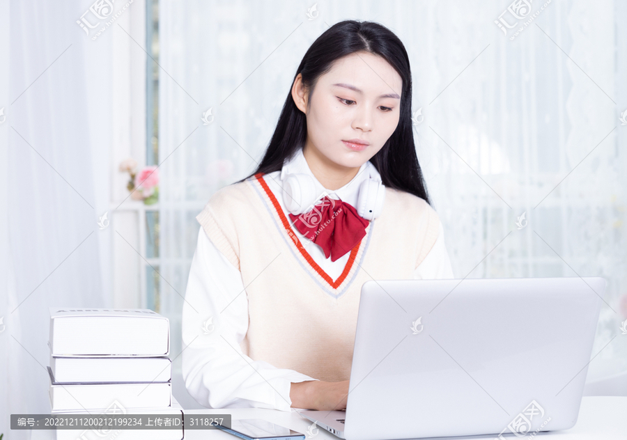 使用电脑做作业的女学生