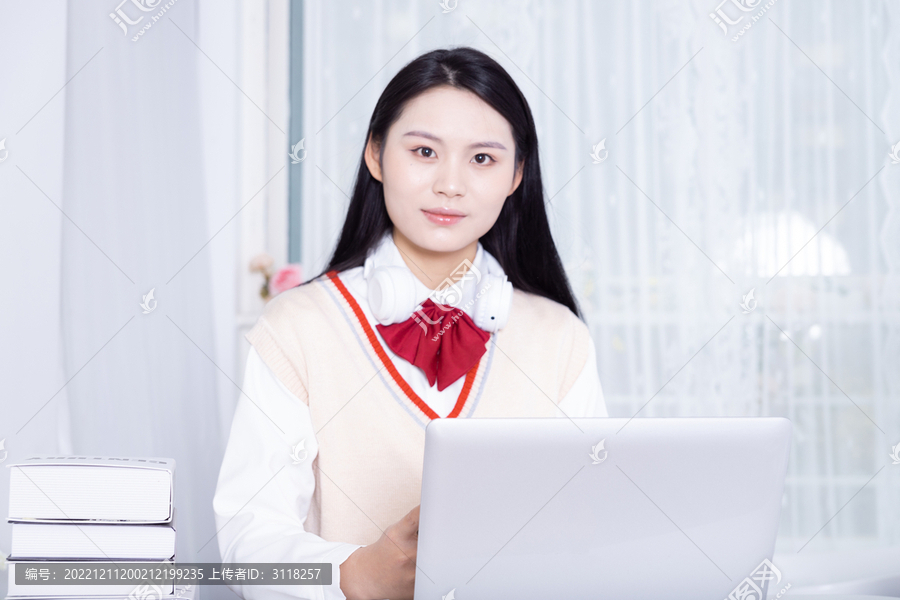 使用电脑做作业的女学生