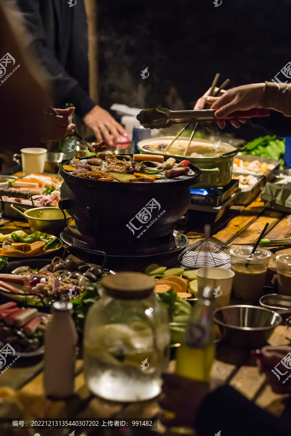 夜晚野炊的美味佳肴