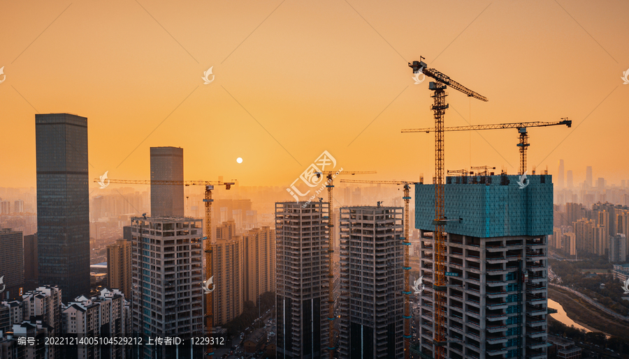 夕阳下城市建组施工吊机