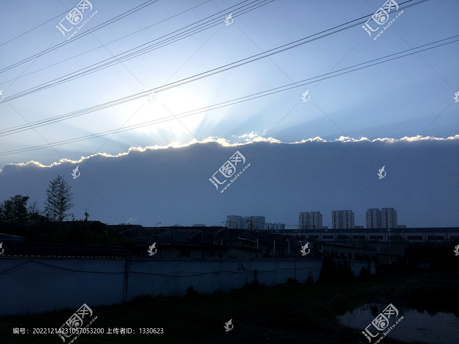 阳光穿透云层