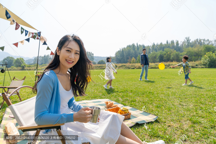 一家人在露营地玩耍