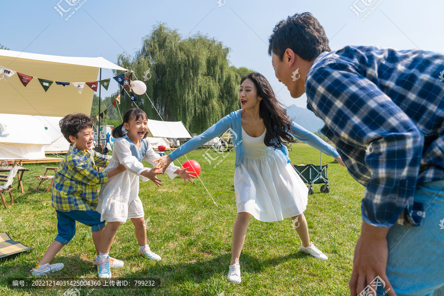 一家人在草地上开心地做游戏
