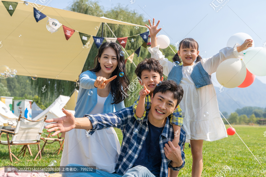 一家人在露营地野餐