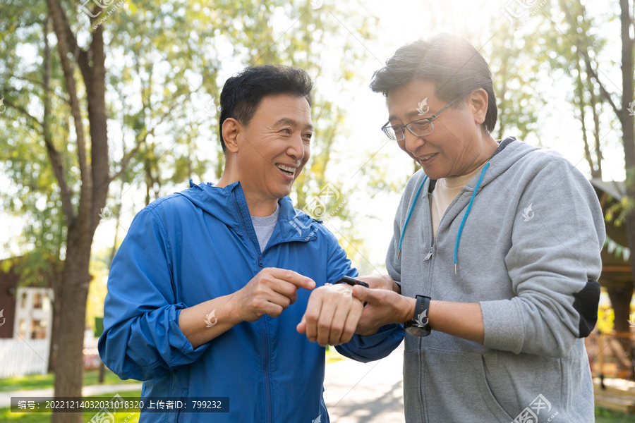 两个运动的老年男人看运动手表