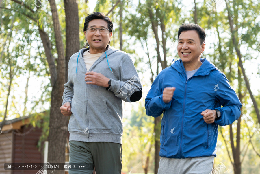 两戴运动手表的中老年男人在树林里跑步健身