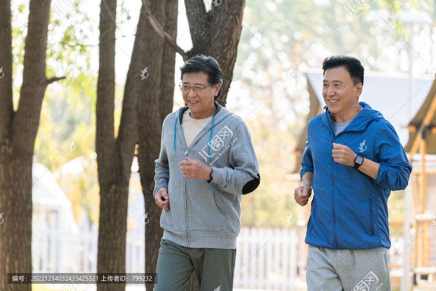 两戴运动手表的中老年男人在树林里跑步健身