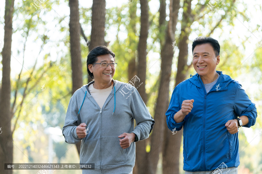 两个戴运动手表的中老年男人在树林跑步健身