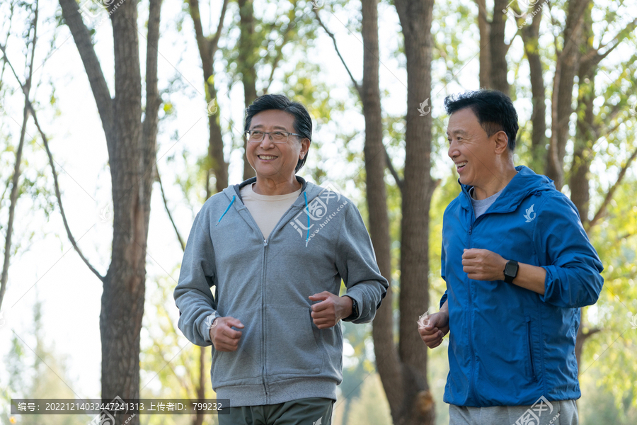 两个戴运动手表的中老年男人在树林跑步健身