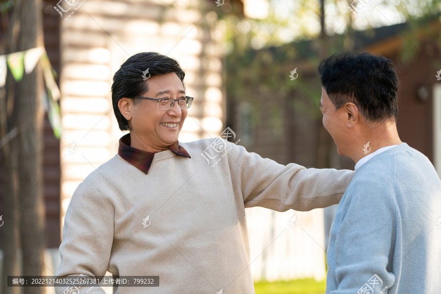 两个中老年男人开心地击掌