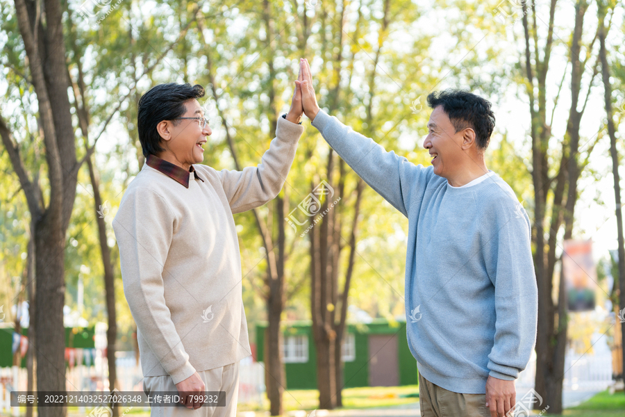 两个中老年男人开心地击掌