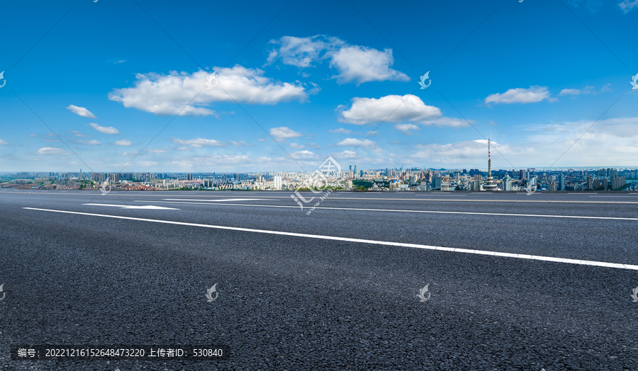 高速公路天际线和城市建筑