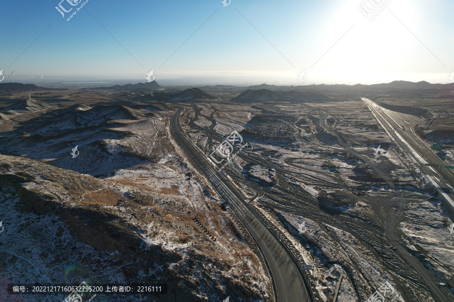 大雪后的贺兰山三关口明长城