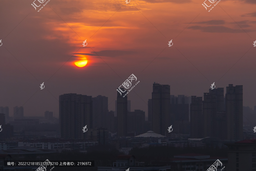 太阳从城市升起景观图片