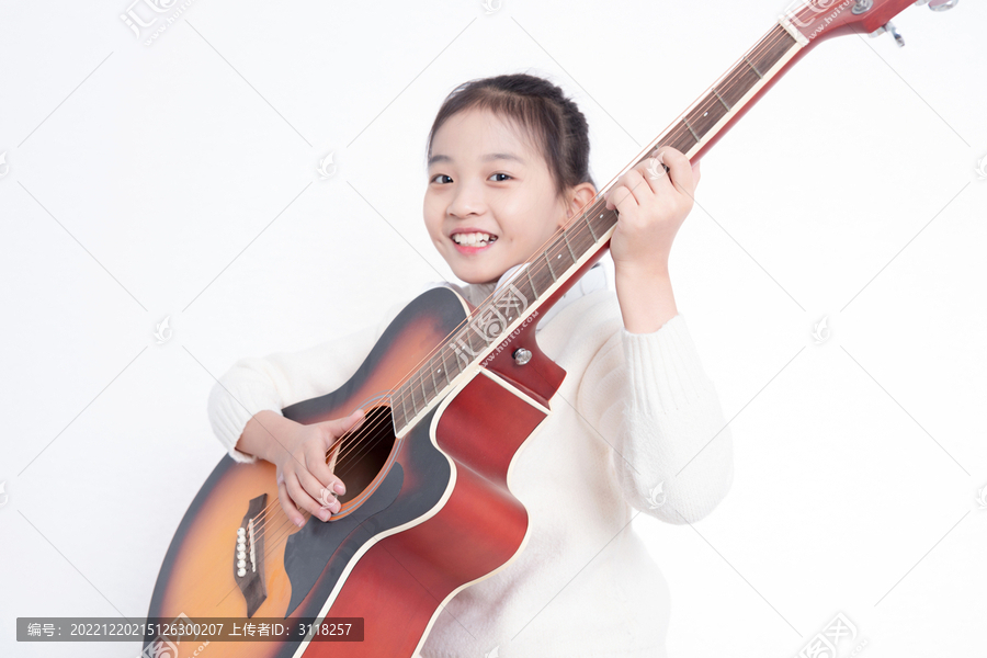 抱着吉他的小女孩特写