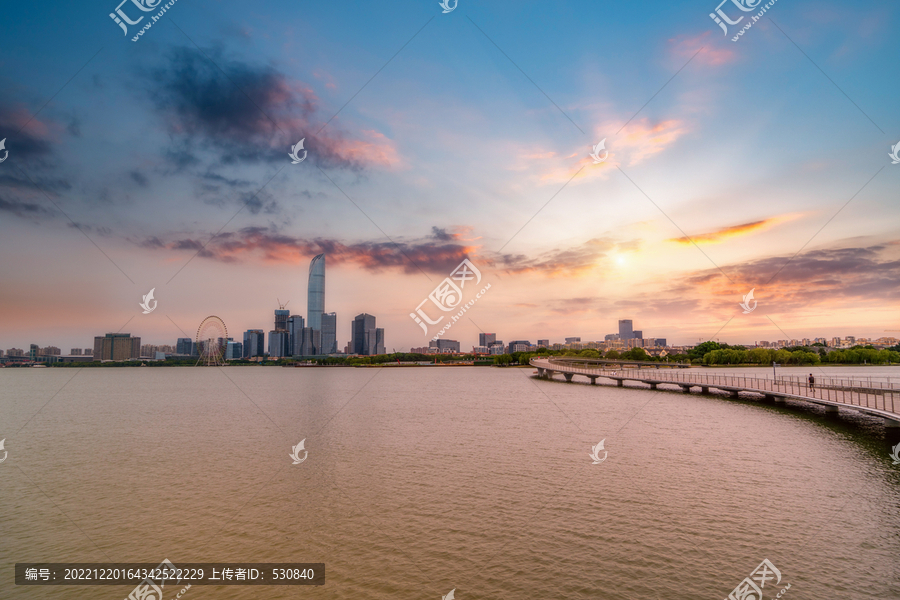 航拍环苏州金鸡湖步道城市景观