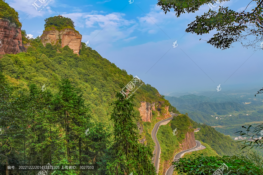 齐云山最高峰与赏月亭