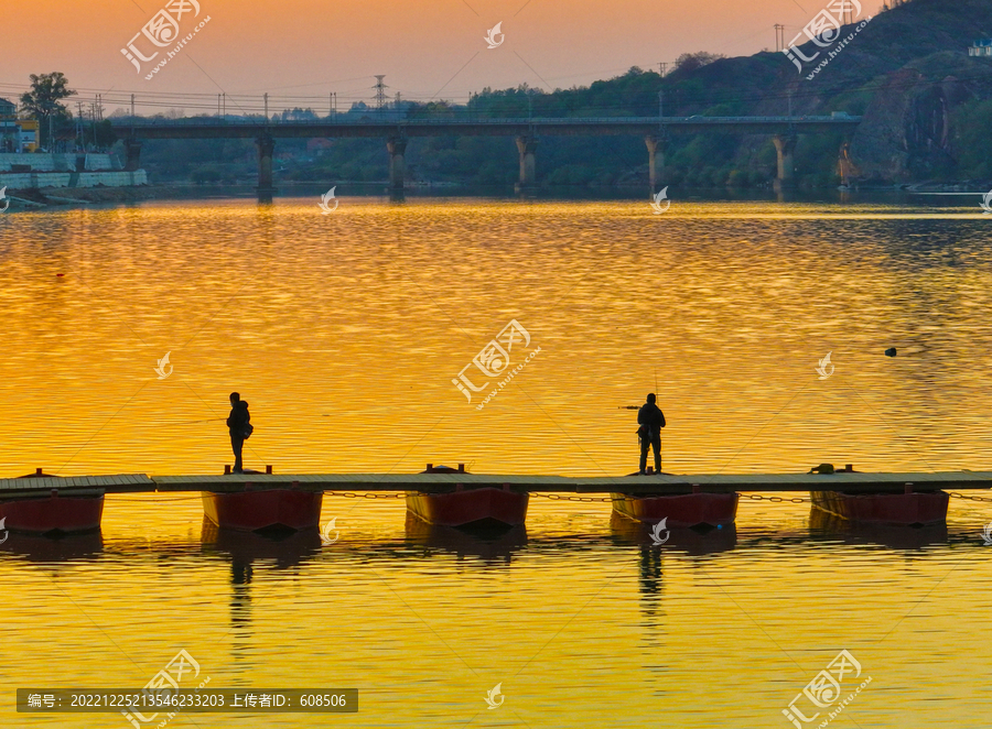 江西铅山夕阳下浮桥美