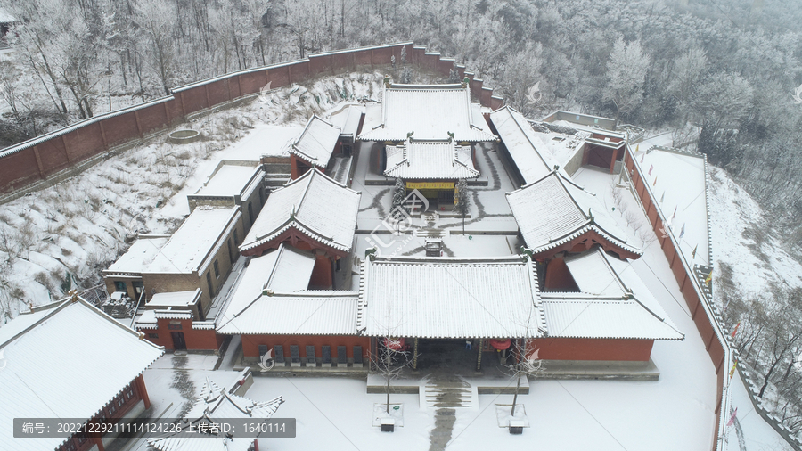 航拍雪后的林里关王庙